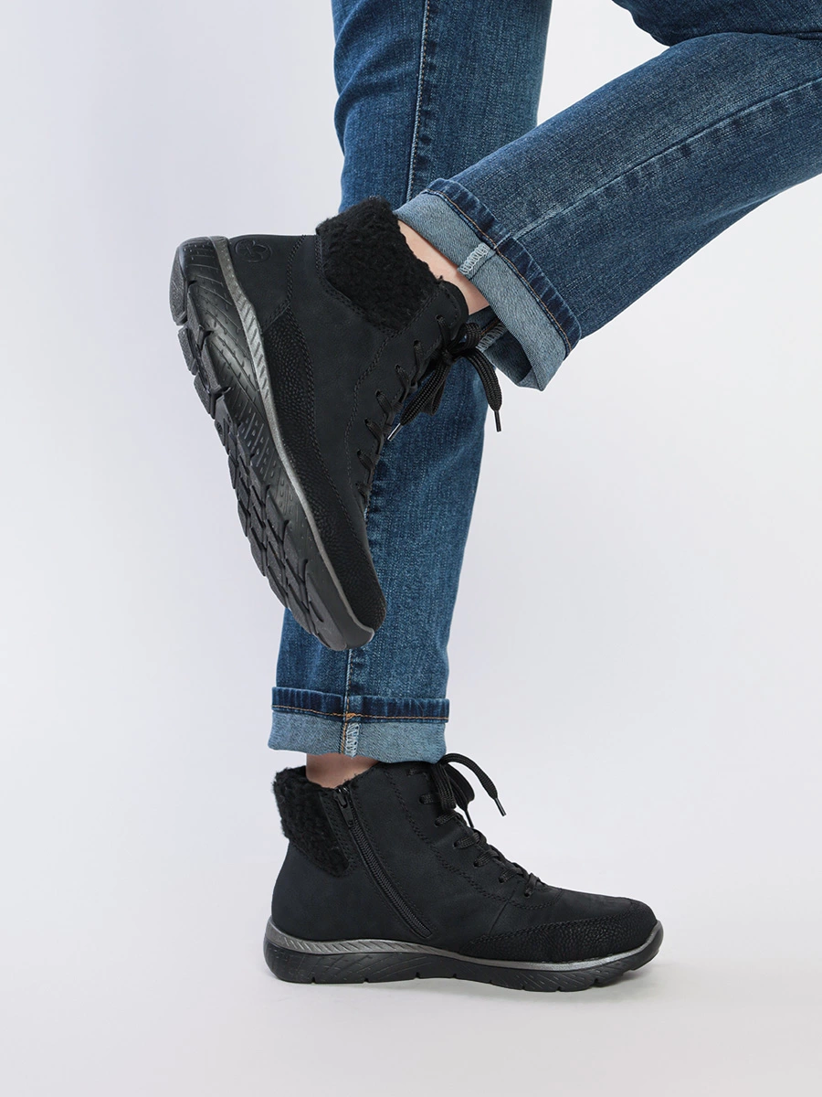 Ботинки черного цвета с вставкой из шерсти